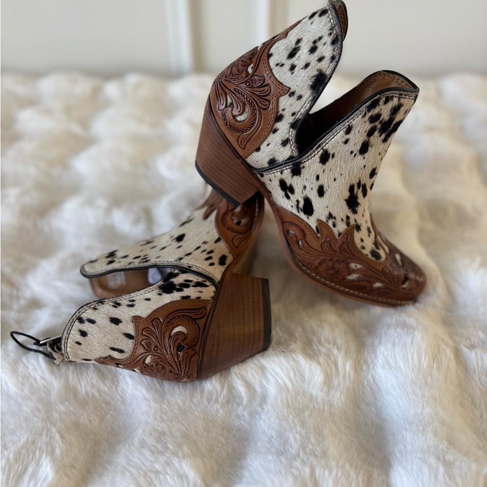 MYRA- WEST STREET WESTERN HAND-TOOLED BOOTIES IN BLACK & WHITE - Picture 8 of 12